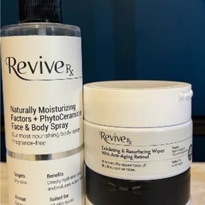 White Moisturizing Face & Body Spray + Exfoliating Wipes Set